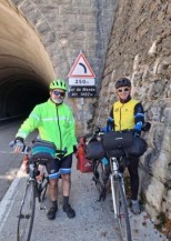 Deux cyclistes au col de Menée